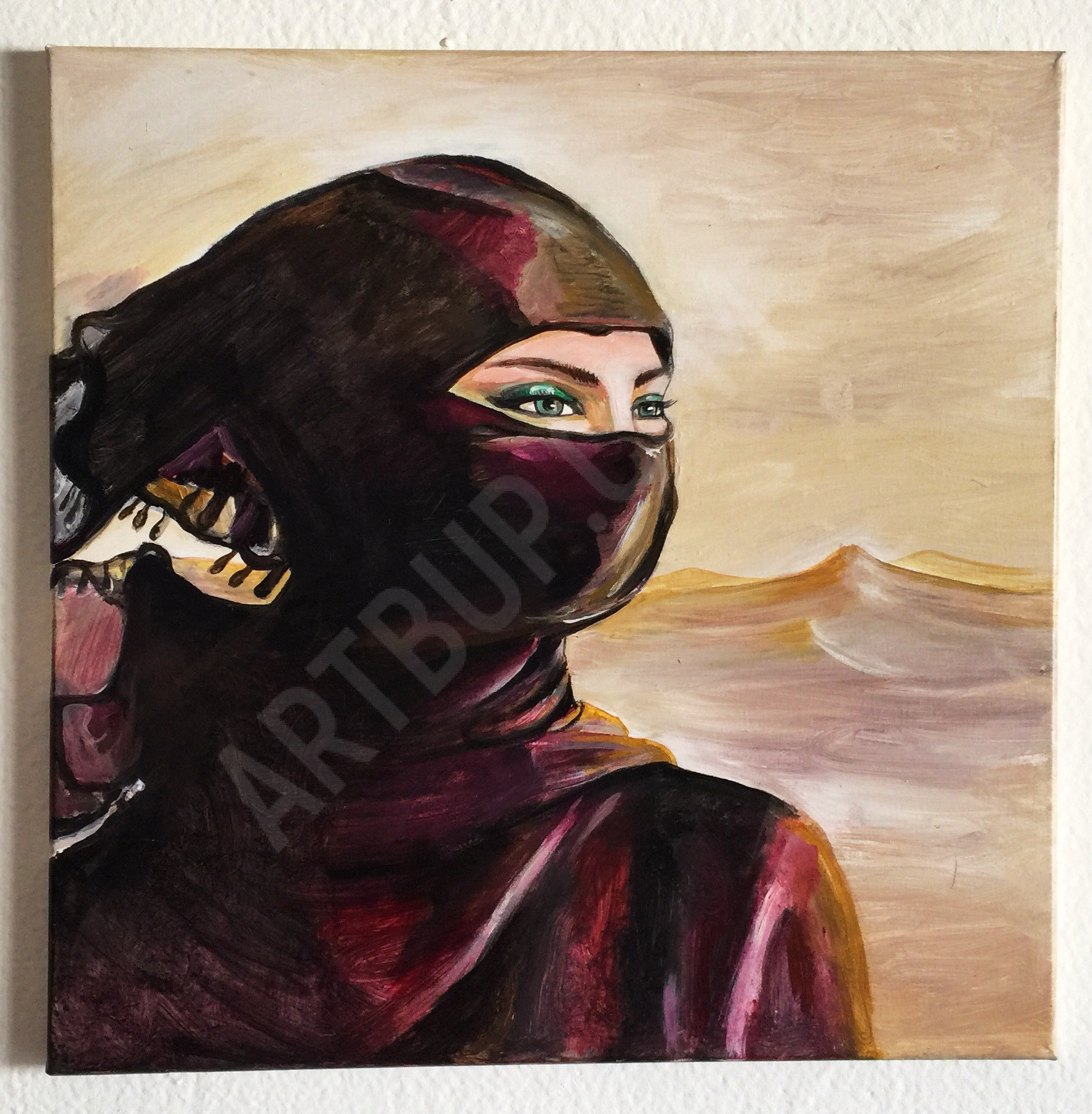 крупным планом красивые загадочные глаза восточной женщины в хиджабе, черно-белом.